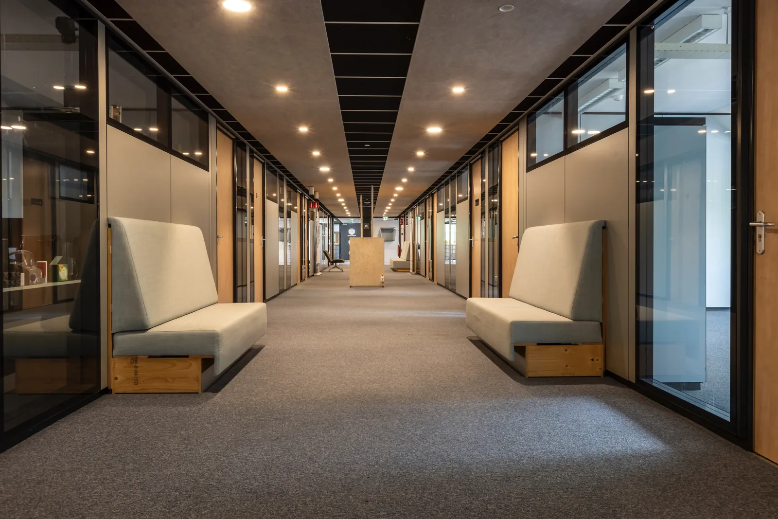 Intieme vergaderruimte FlexOffiZ Delft met groene Eames stijl stoelen