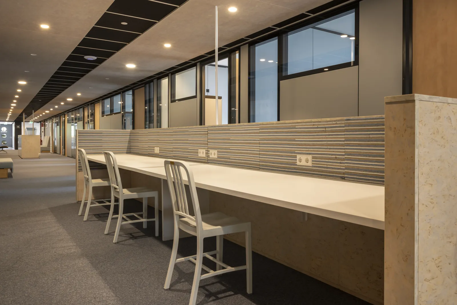 Gezamenlijke pantry bij FlexOffiZ Delft met grote eettafel en uitzicht op groen