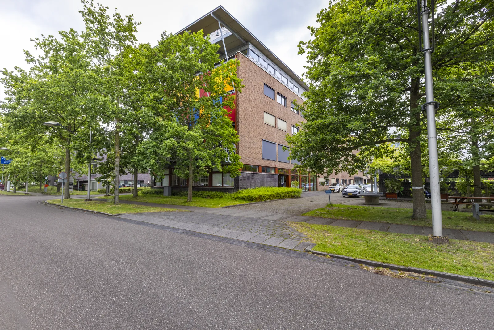 Brede centrale gang FlexOffiZ Delft met flexplekken en informele loungebanken