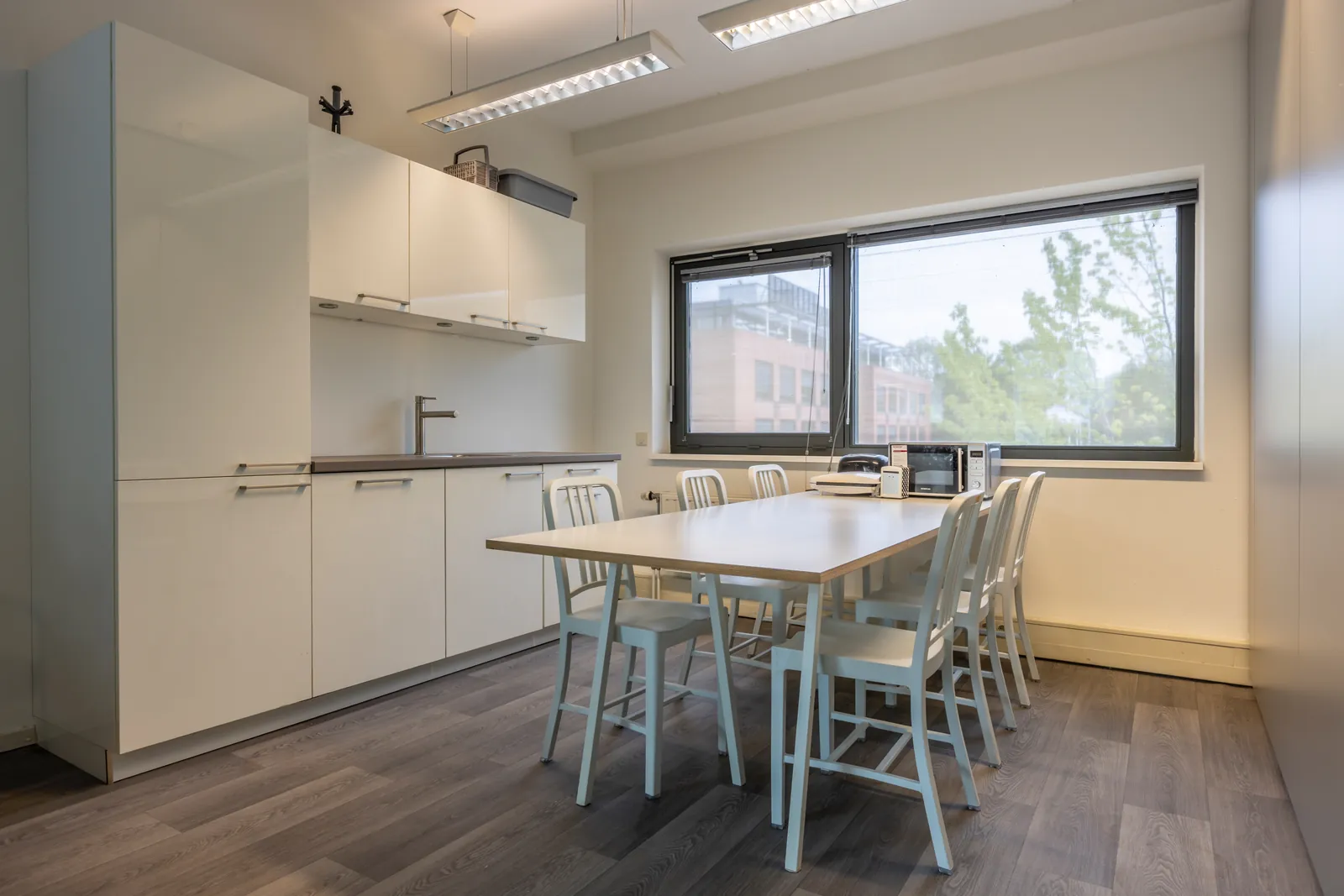 Ontvangsthal in Delft met comfortabele zithoek bij de hoofdingang