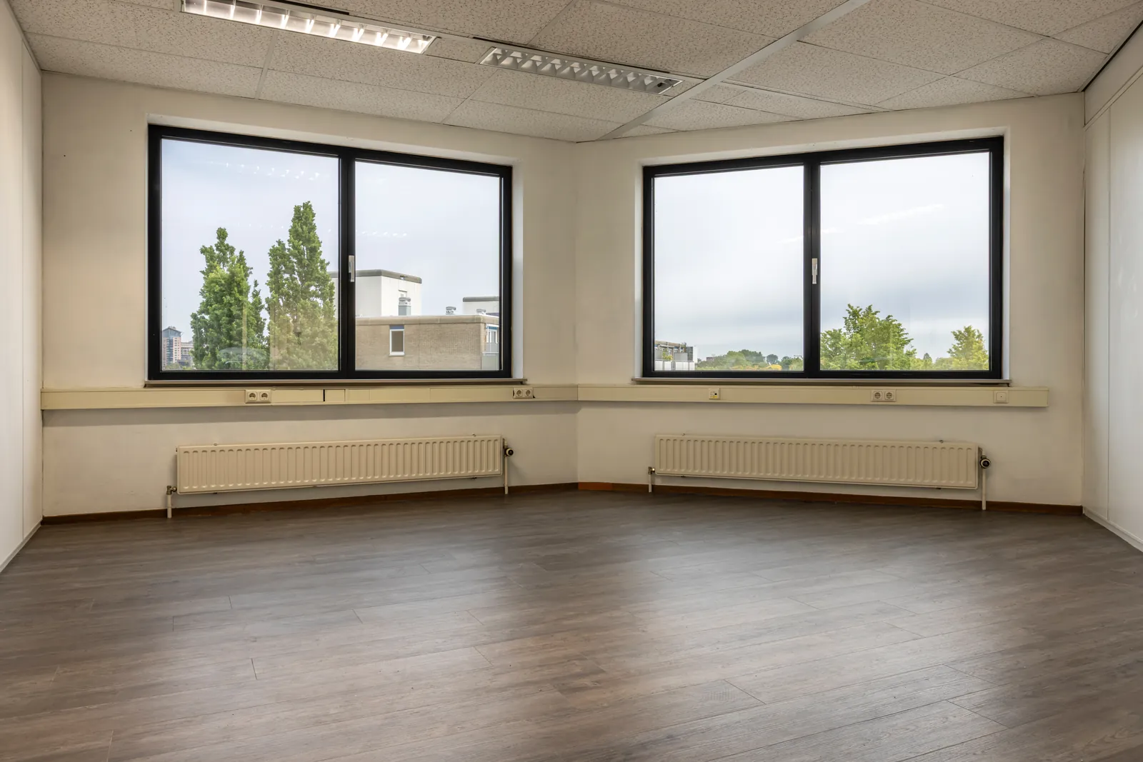Overlegplek met statafel bij FlexOffiZ Zwijndrecht voor korte sta vergaderingen