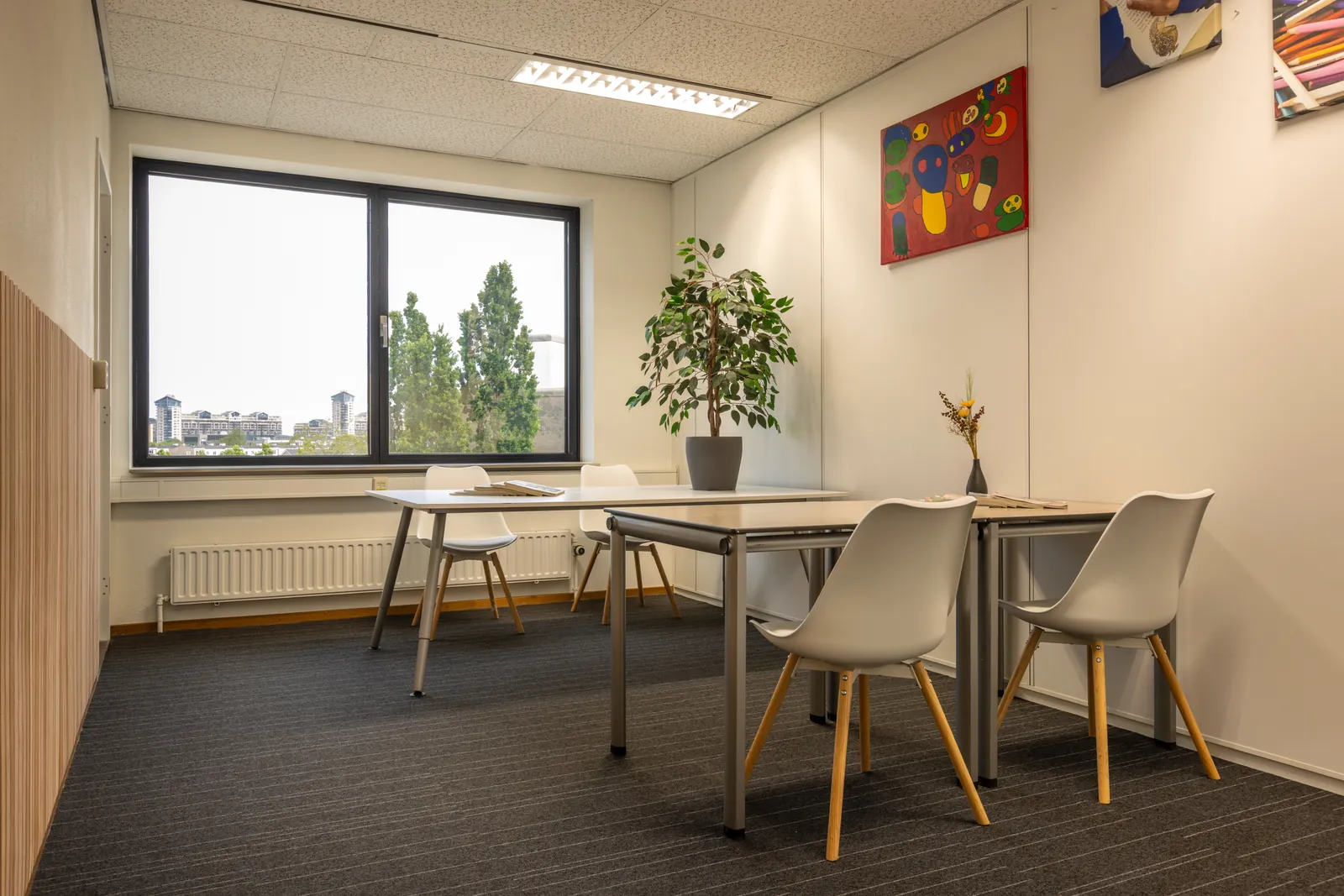 Kantoor te huur in Zwijndrecht met houten vloer en frisse uitstraling