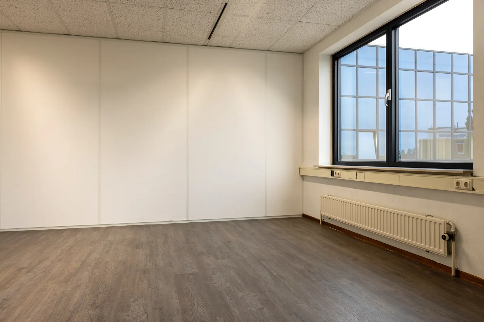 Liftruimte FlexOffiZ Zwijndrecht met houten accentwand op de begane grond