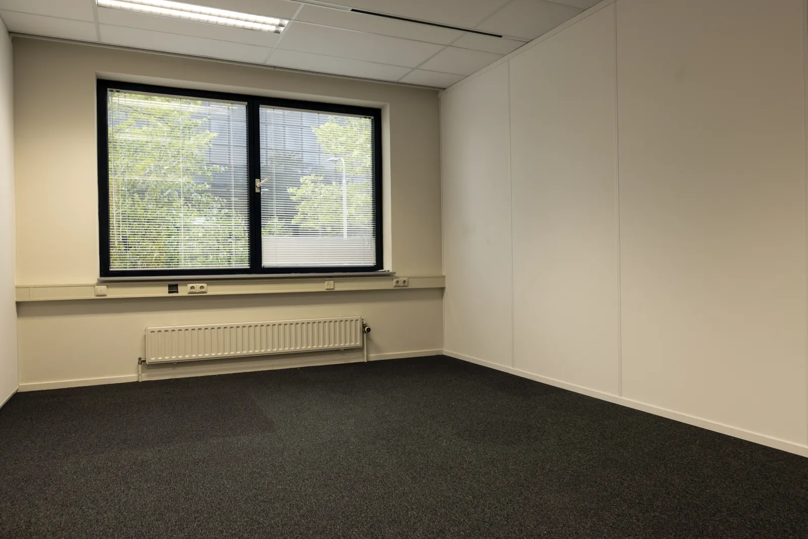 Ingerichte vergaderruimte bij FlexOffiZ Zwijndrecht geschikt voor klantgesprekken