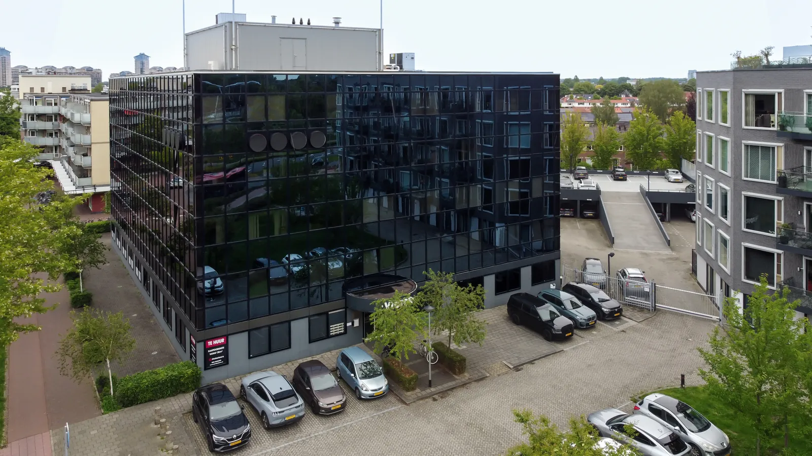Entree van FlexOffiZ Zwijndrecht met glazen schuifdeuren en overzichtelijke ontvangsthal