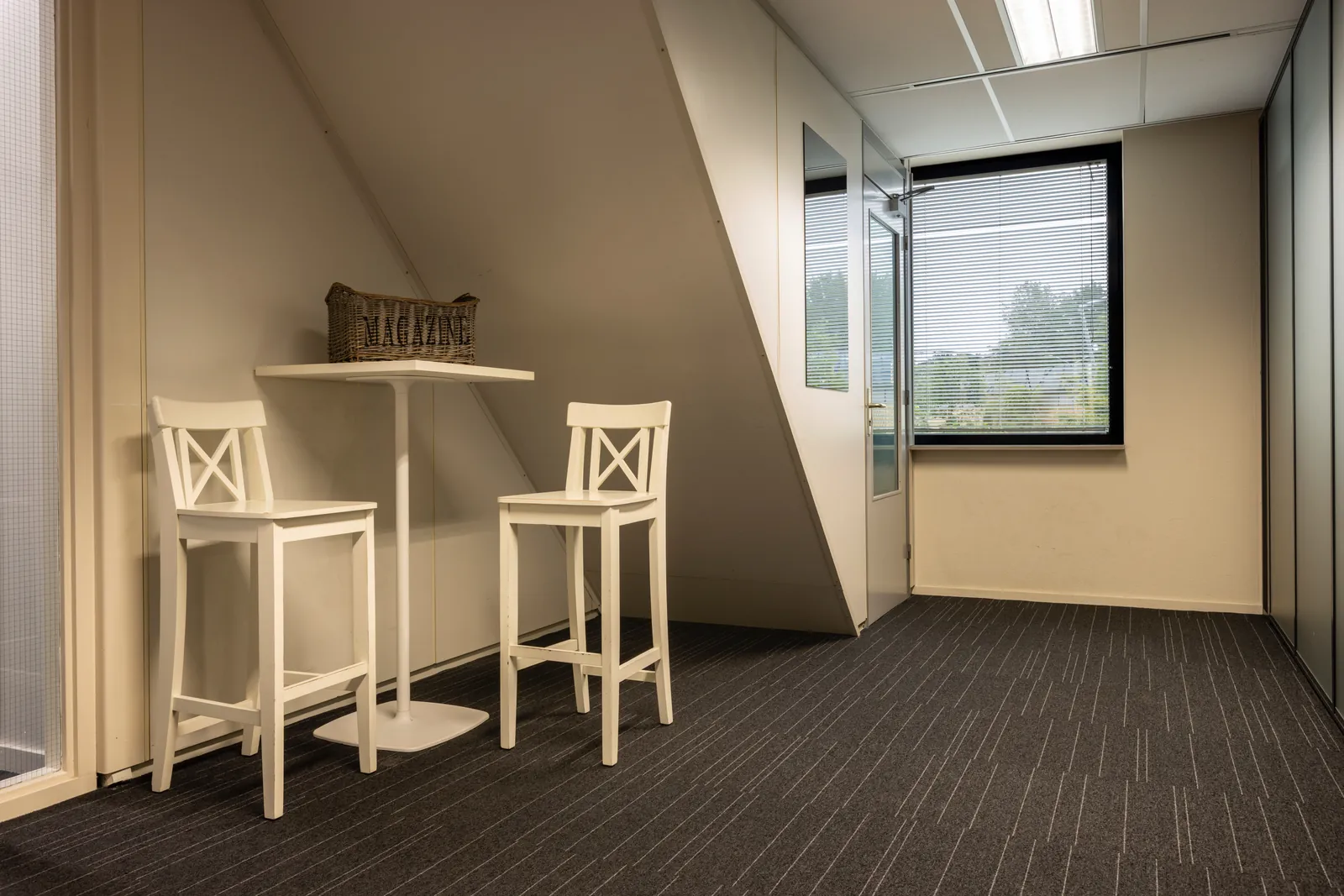 Flexibele werkplek in Zwijndrecht met natuurlijke lichtinval en moderne afwerking