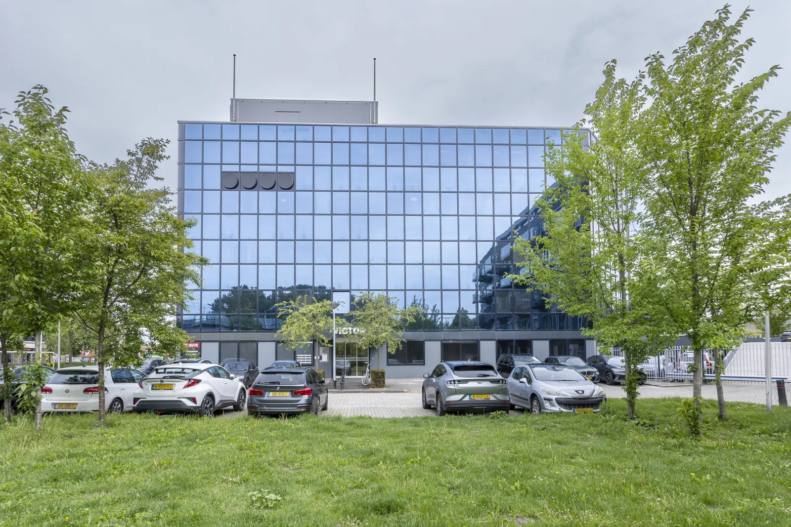 Modern kantoorpand FlexOffiZ Zwijndrecht met ruime parkeergelegenheid voor de deur