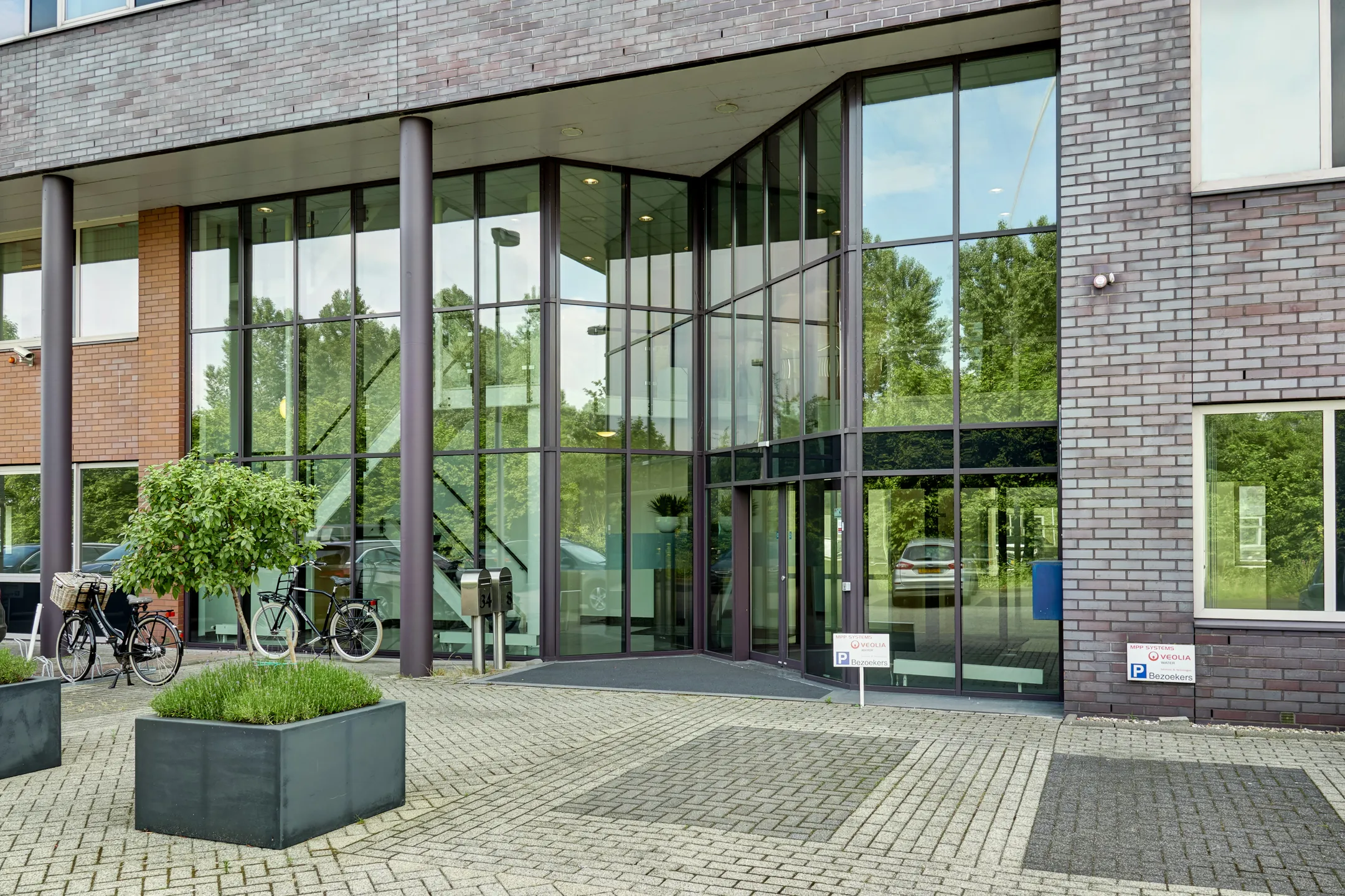 Glazen hoofdingang van het kantoorgebouw aan de Celsiusstraat 34
