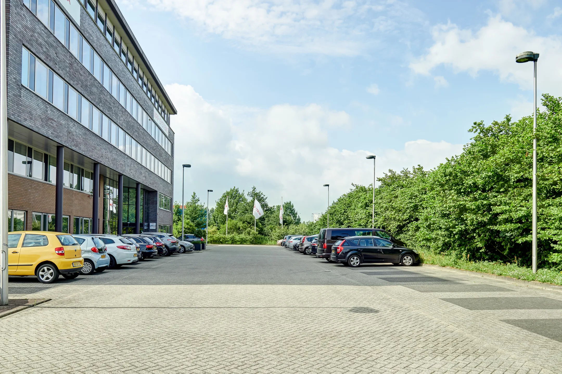 Parkeren op eigen terrein bij het kantoorgebouw aan de Celsiusstraat in Ede