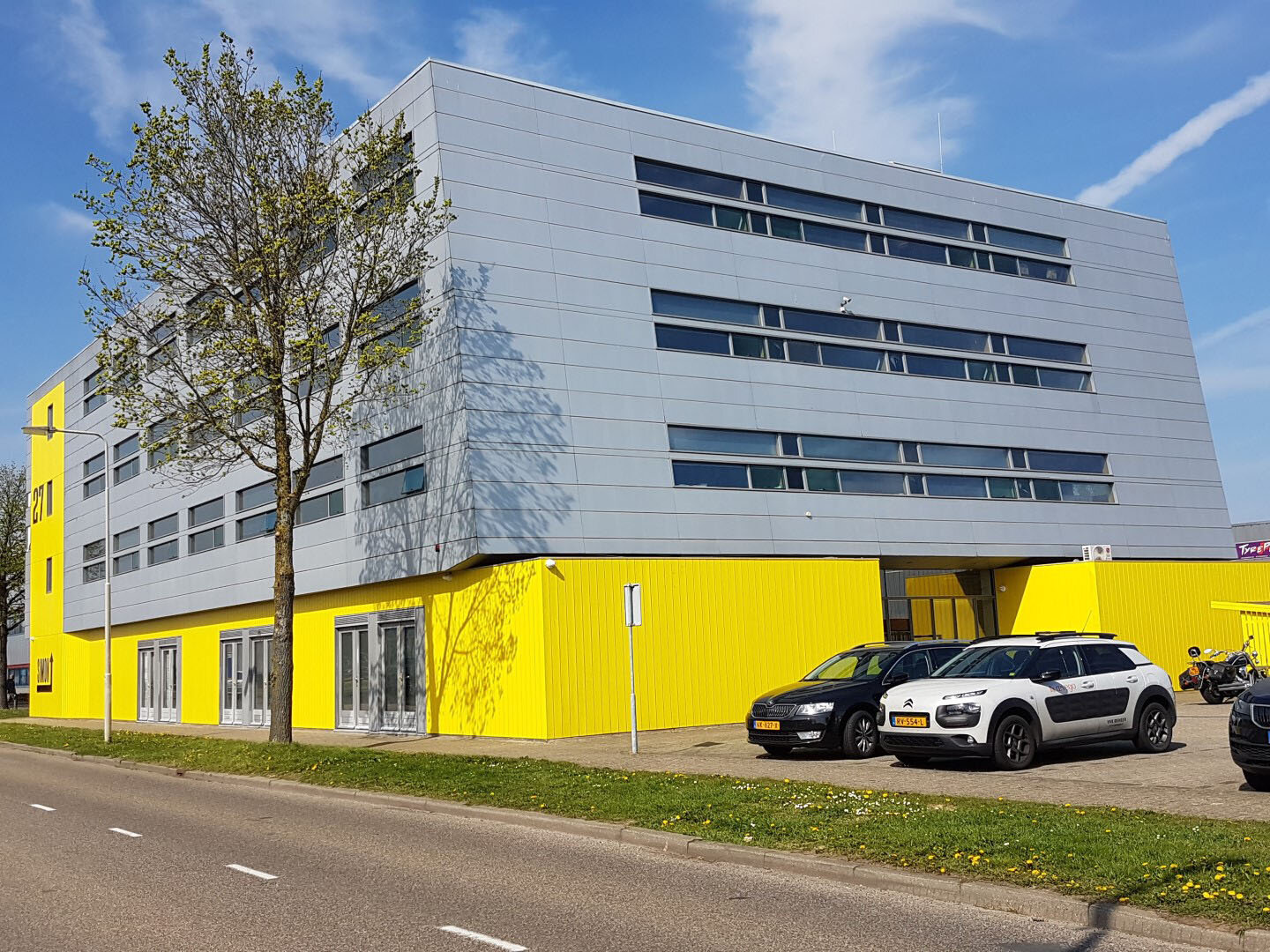 Kantoorpand van FlexOffiZ aan de Simon Stevinweg 27 in Arnhem