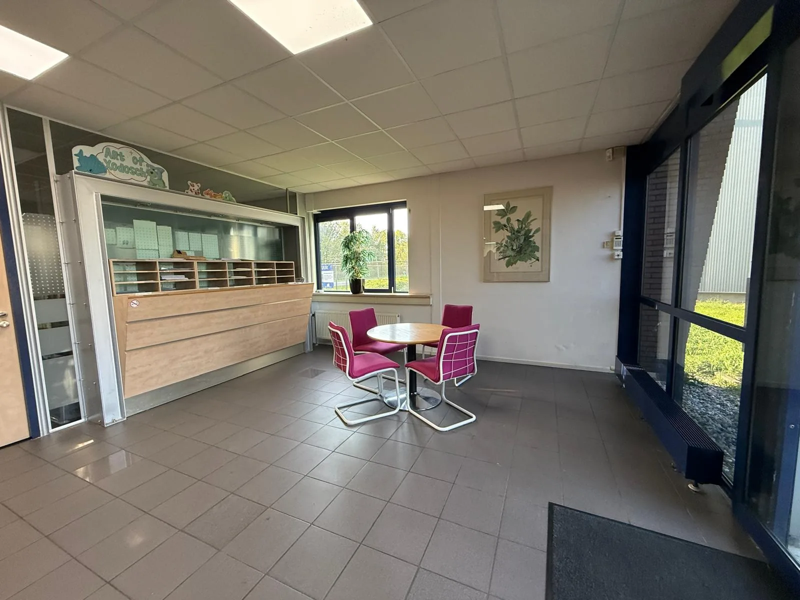 Entree met zithoek in kantoorruimte 's-Heerenberg bij FlexOffiZ