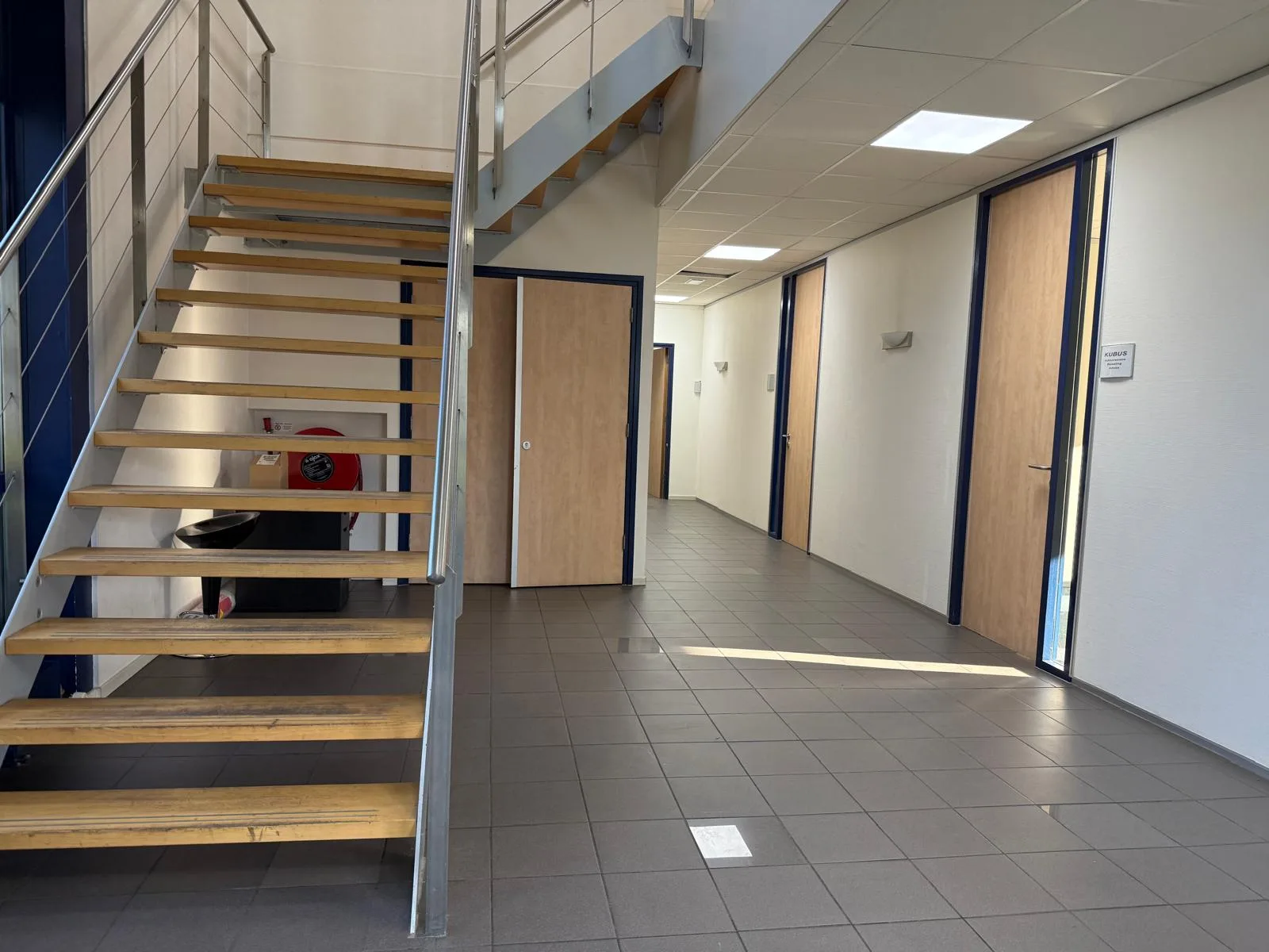 Trappenhuis en gang in kantoorruimte 's-Heerenberg bij FlexOffiZ